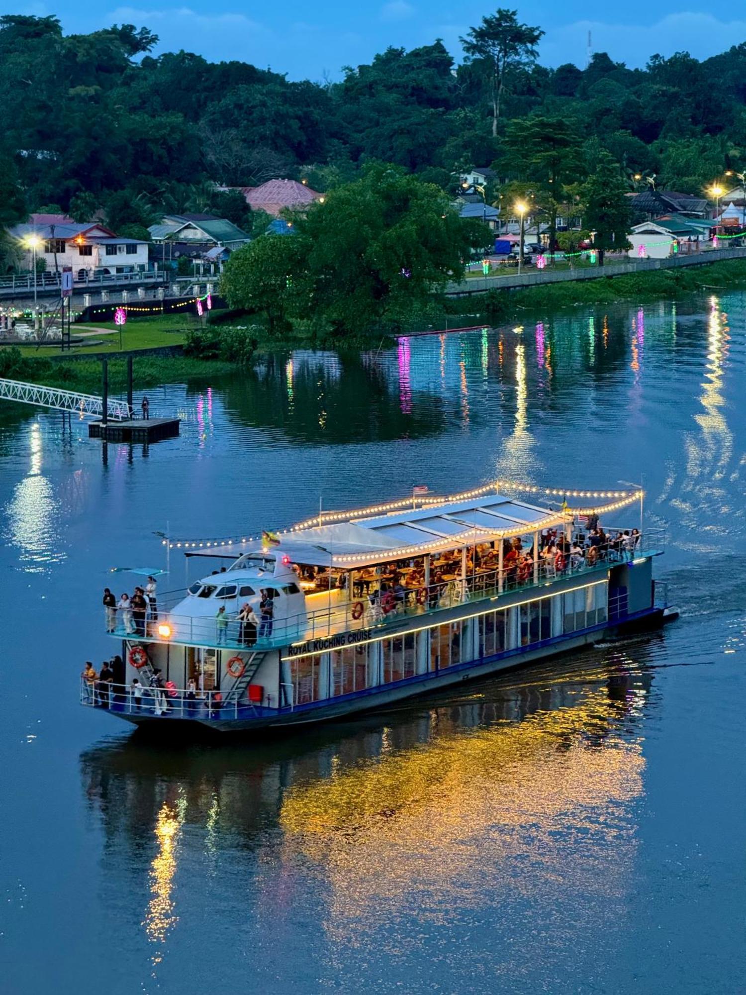 Riverview Home @Waterfront Kch Кучинг Екстериор снимка